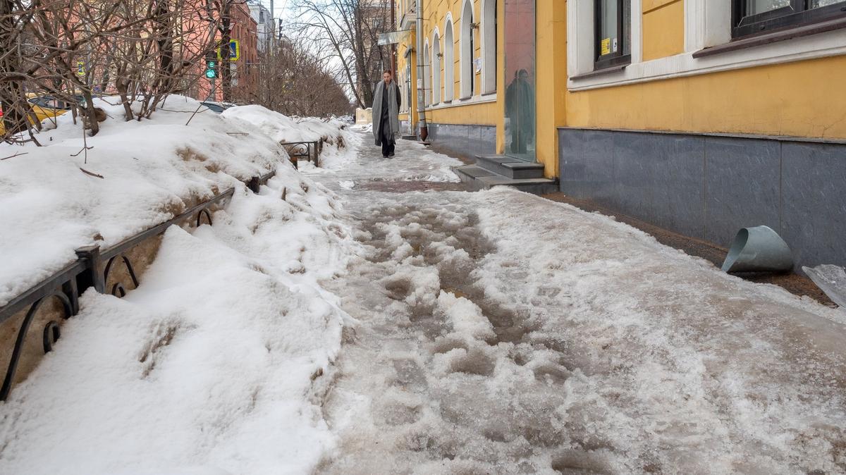 Более 70 жалоб на уборку снега и лужи оставили петербуржцы