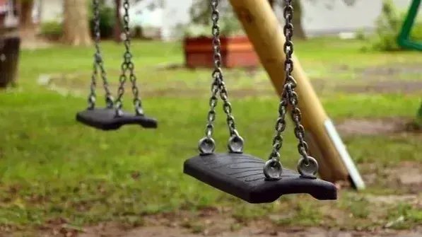 Петербургская семья отсудила у детсада 200 тысяч рублей за полученные сыном переломы на прогулке