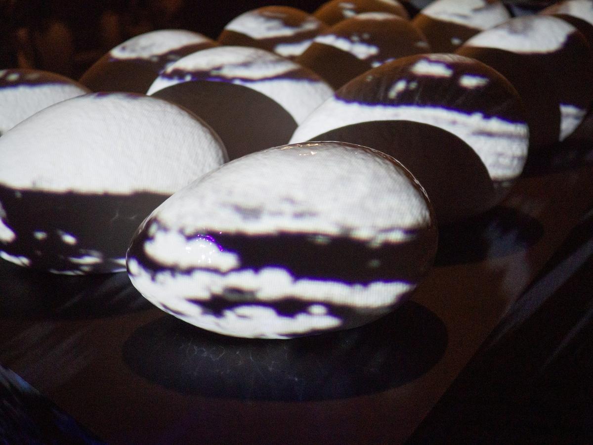 Видеоинсталляция на фарфоровых камнях. Фото: Дмитрий Абрамов / MR7