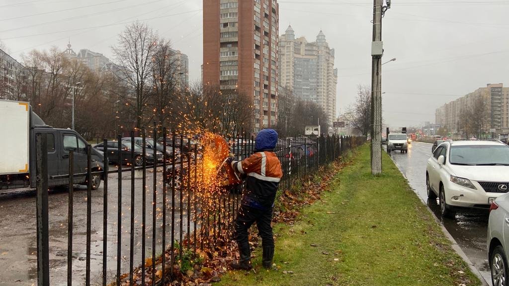 В 10 районах Петербурга снесли незаконные автостоянки