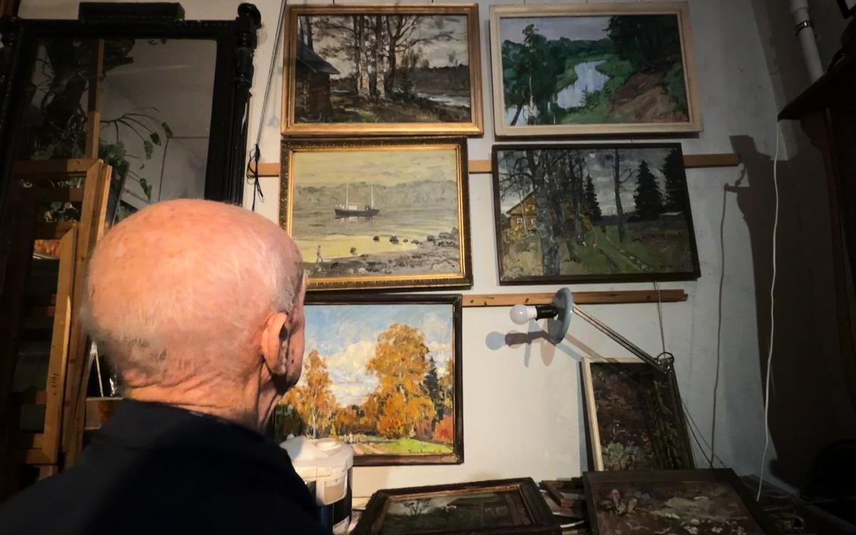 Всеволод Петров-Маслаков у своих картин. Фото: Валерия Шимаковская / MR7