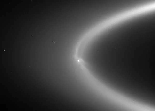 800px-E_ring_with_Enceladus.jpg