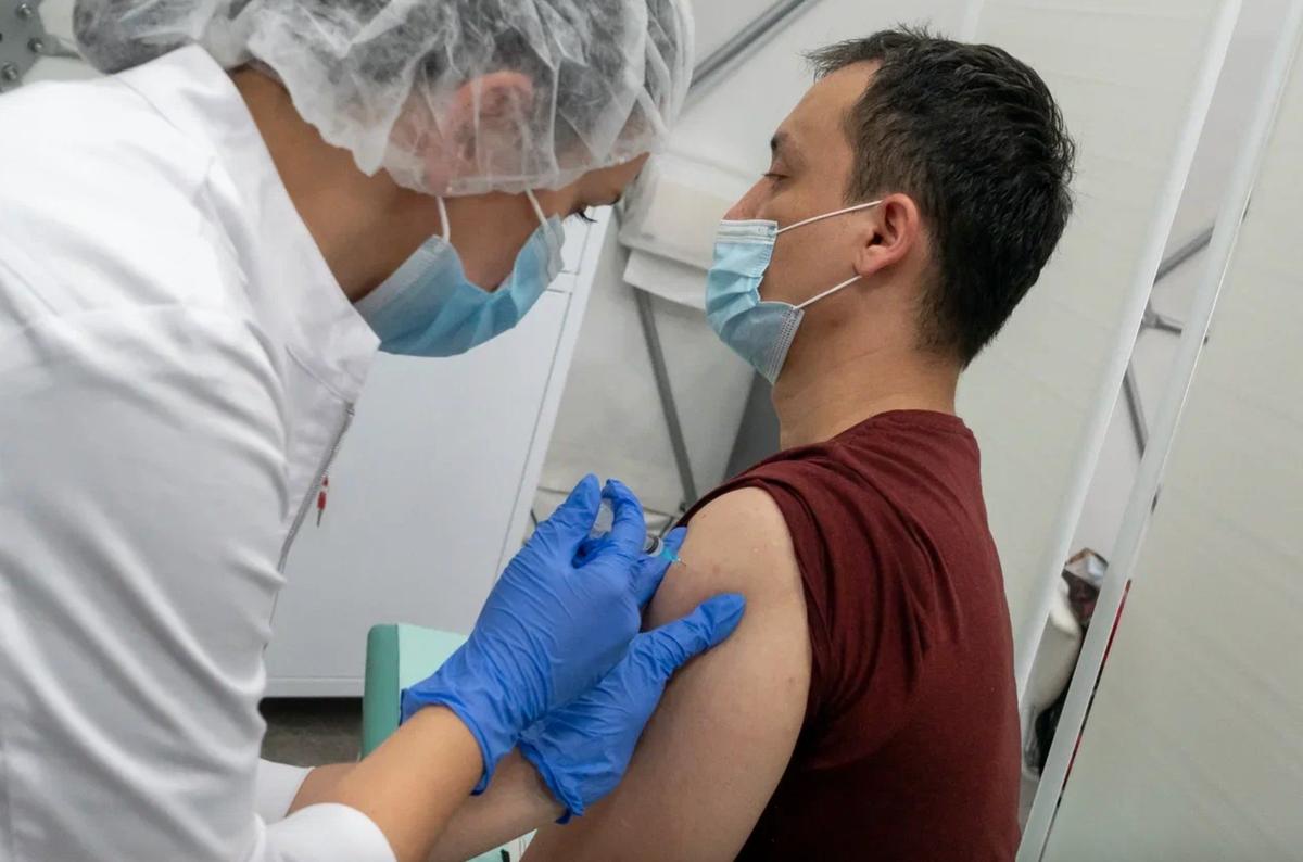 Медсестра вакцинирует мужчину. Фото: Олег Золото / MR7