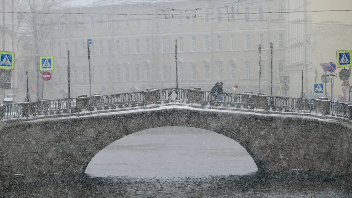 Снег вновь вернулся в Петербург — город встал в восьмибальных пробках