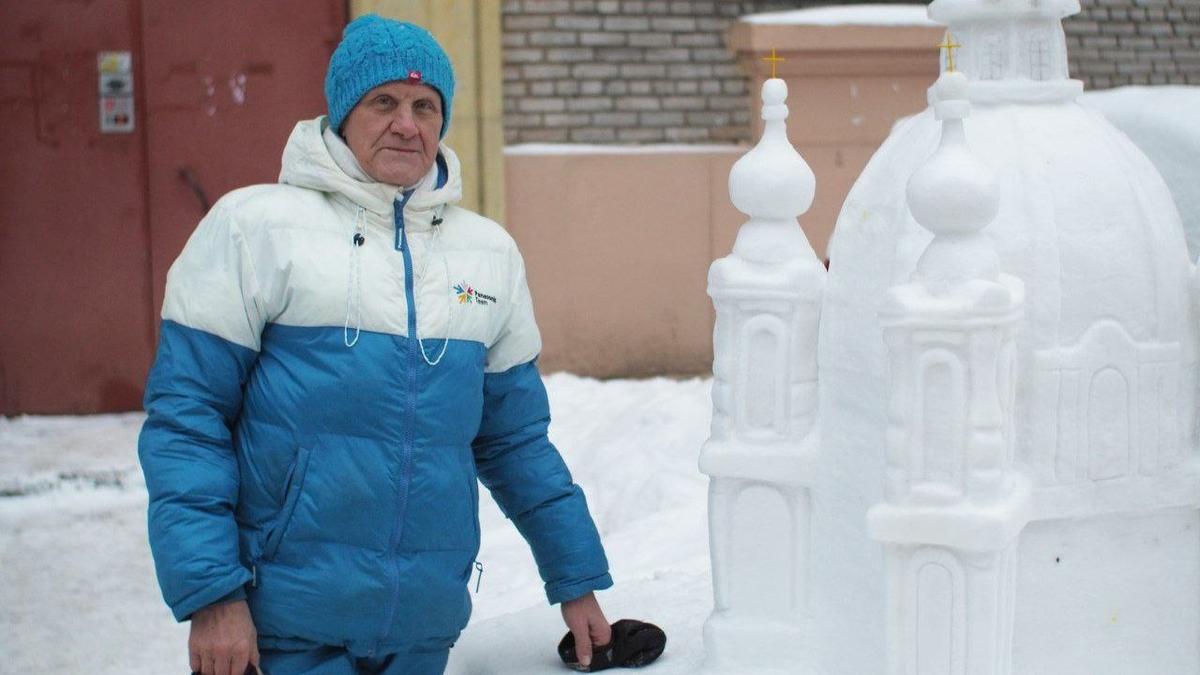 Смольный собор из снега появился в одном из дворов Приморского района
