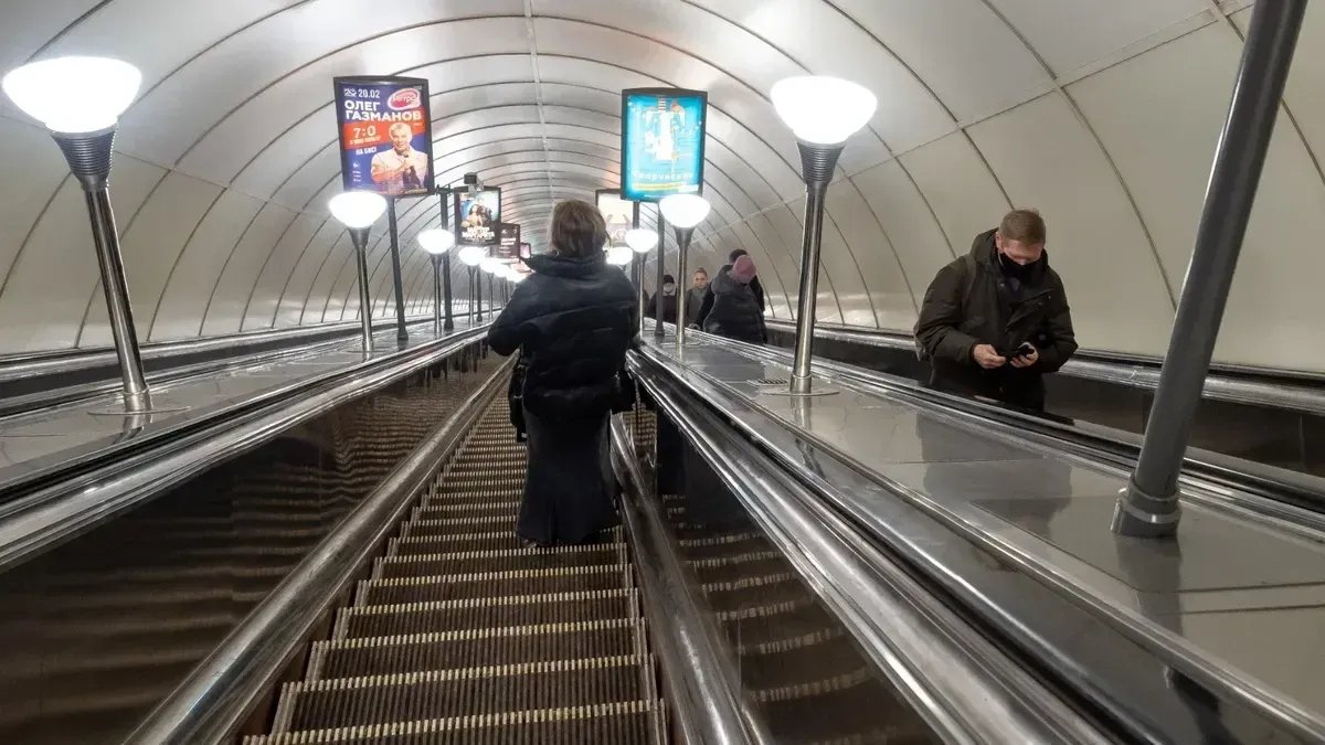 Петербургские медики спасли малышу руку, затянутую в эскалатор
