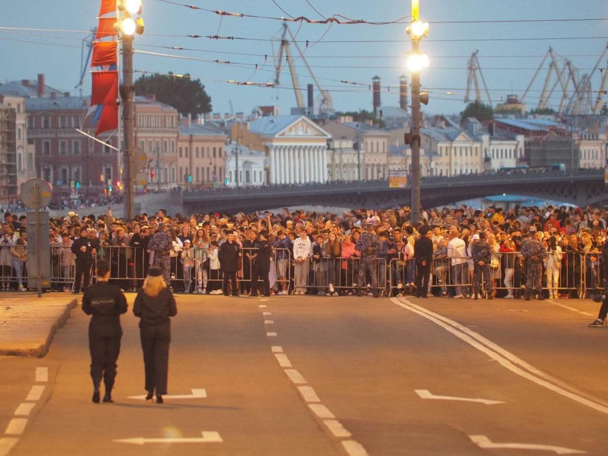 Выпускники в ожидании кульминации вечера. Фото: Дмитрий Абрамов / MR7