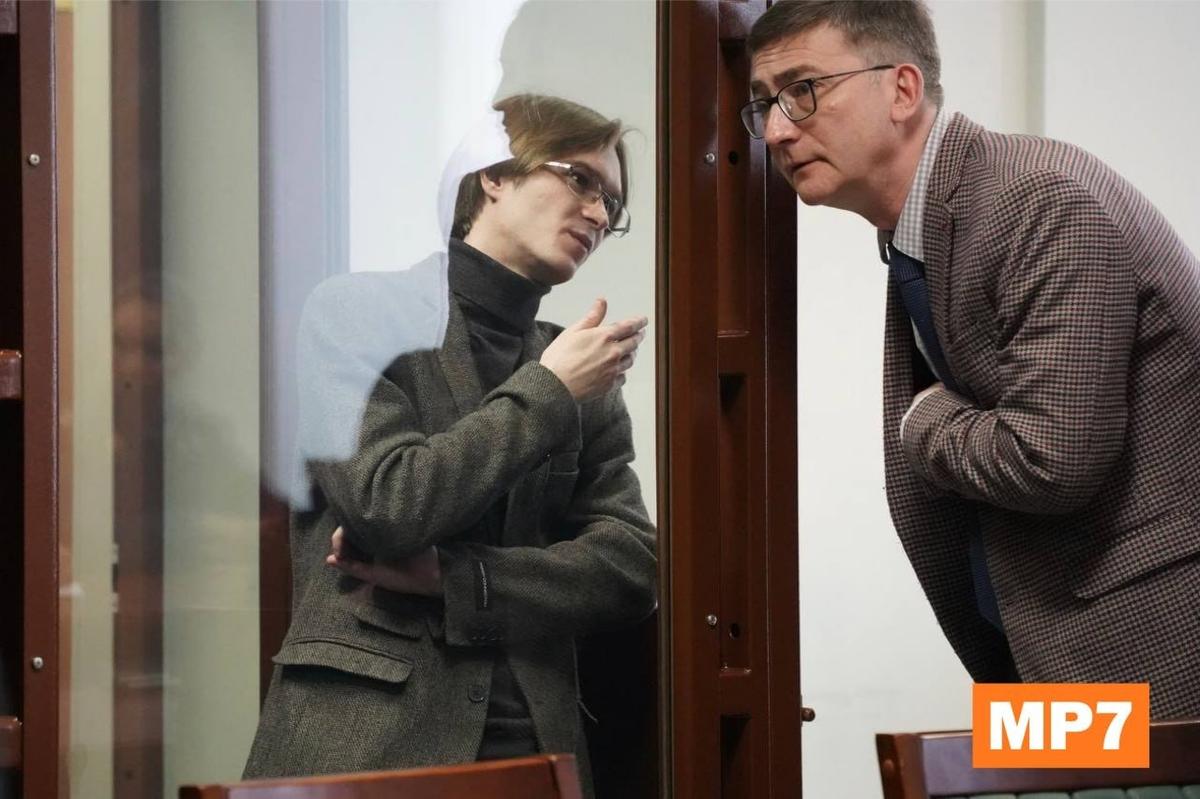 Валентин** перед оглашением приговора с адвокатом Андреем Чертковым. Фото: Павел Борисенко / МР7