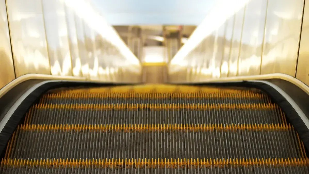 Ссора между школьницами переросла в драку их родителей. Петербурженке выбили зубы на станции «Парк Победы»