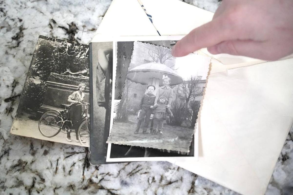 На переднем плане снимок из дворов на улице Седова, из коллекции Александра Тупеко. Фото: Павел Борисенко / MR7