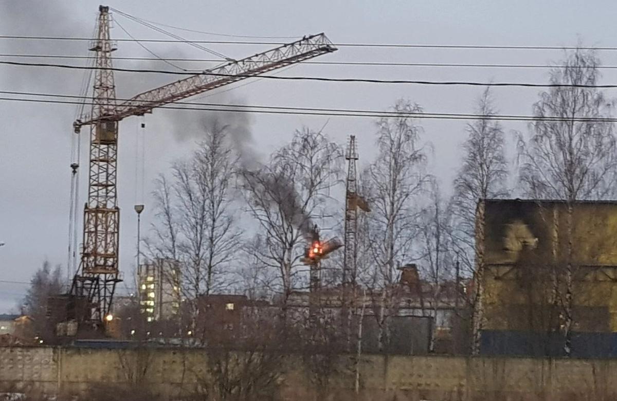 Пожар на севере Петербурга. Фото: Telegram-канал «Мегаполис | ДТП и ЧП | Санкт-Петербург | Питер»