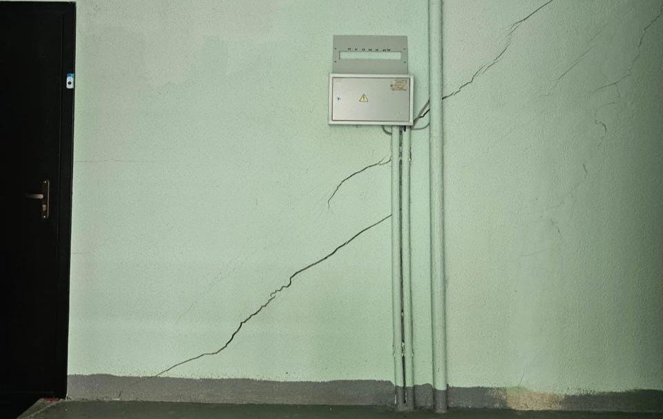 Так выглядят стены в злополучном доме. Фото: группа в ВК «Аварийный дом ГП Дубровка Советская 34 к 1»