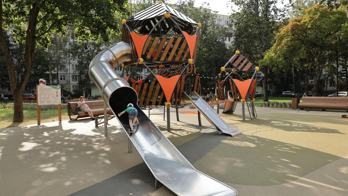 Во дворе на проспекте Мечникова в МО «Пискарёвка» установили теннисные столы, качели и детскую площадку