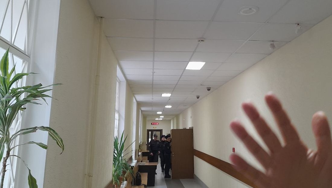 Приставы полностью расчищали коридор и стремились недопустить любую фотосъемку во время прохода Ольги Смирновой к залу суда. Фото: Анна Мотовилова / MR7.