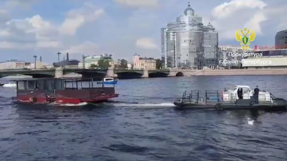 Незаконно размещённые возле «Авроры» понтоны убрали