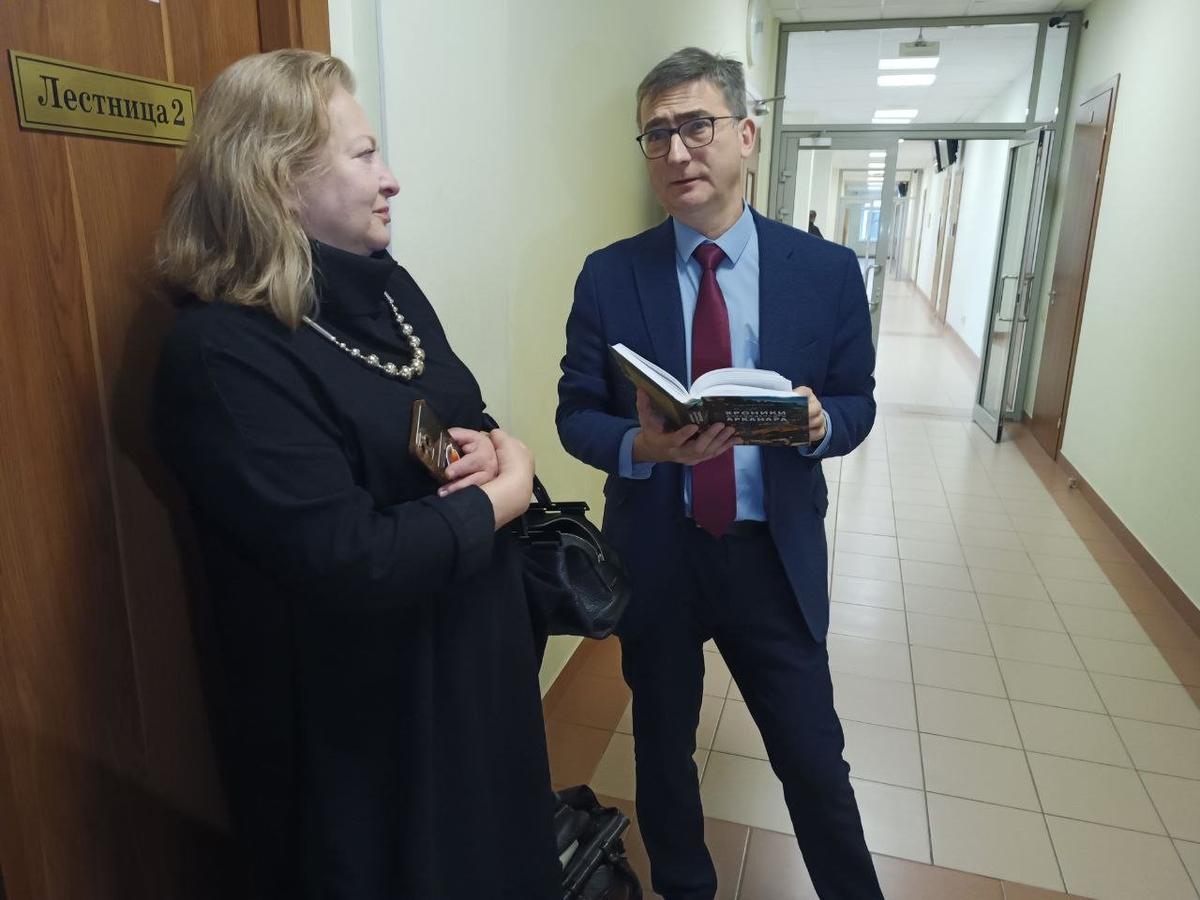 Светлана Друговейко-Должанская и Андрей Чертков в коридоре горсуда Петербурга. Фото: Катерина Иванова / MR7