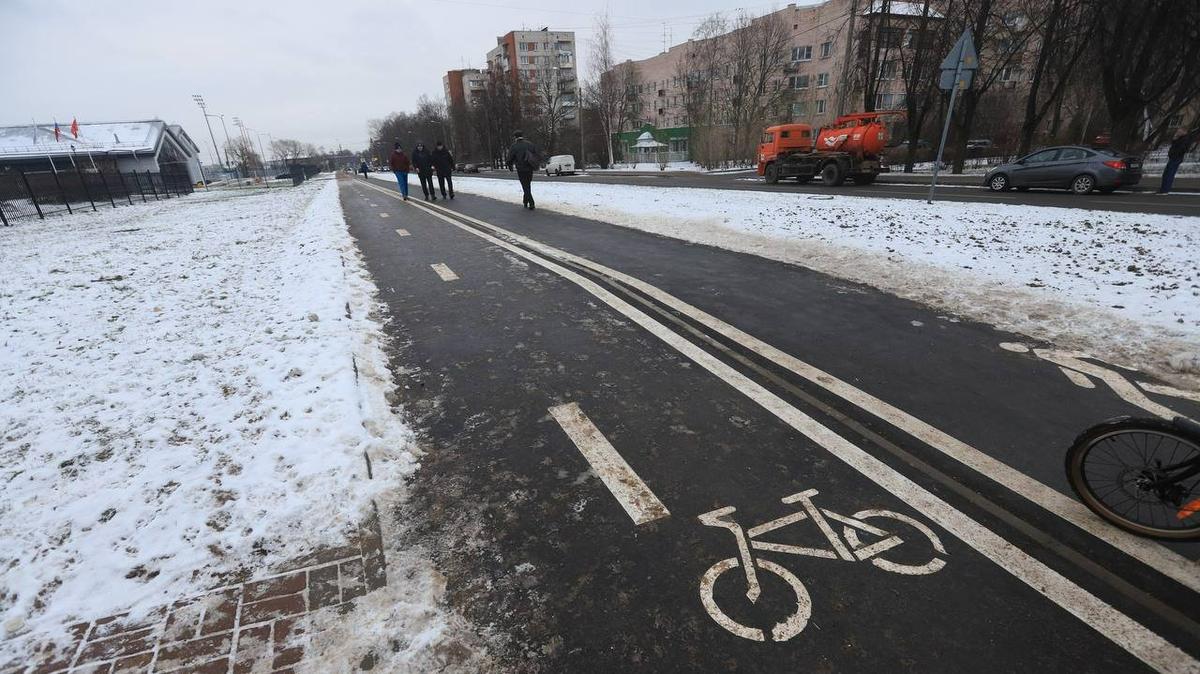 На Школьной улице в Пушкине сделали велодорожку