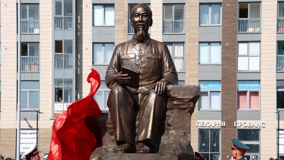 В Петербурге открыли памятник первому вьетнамскому президенту Хо Ши Мину