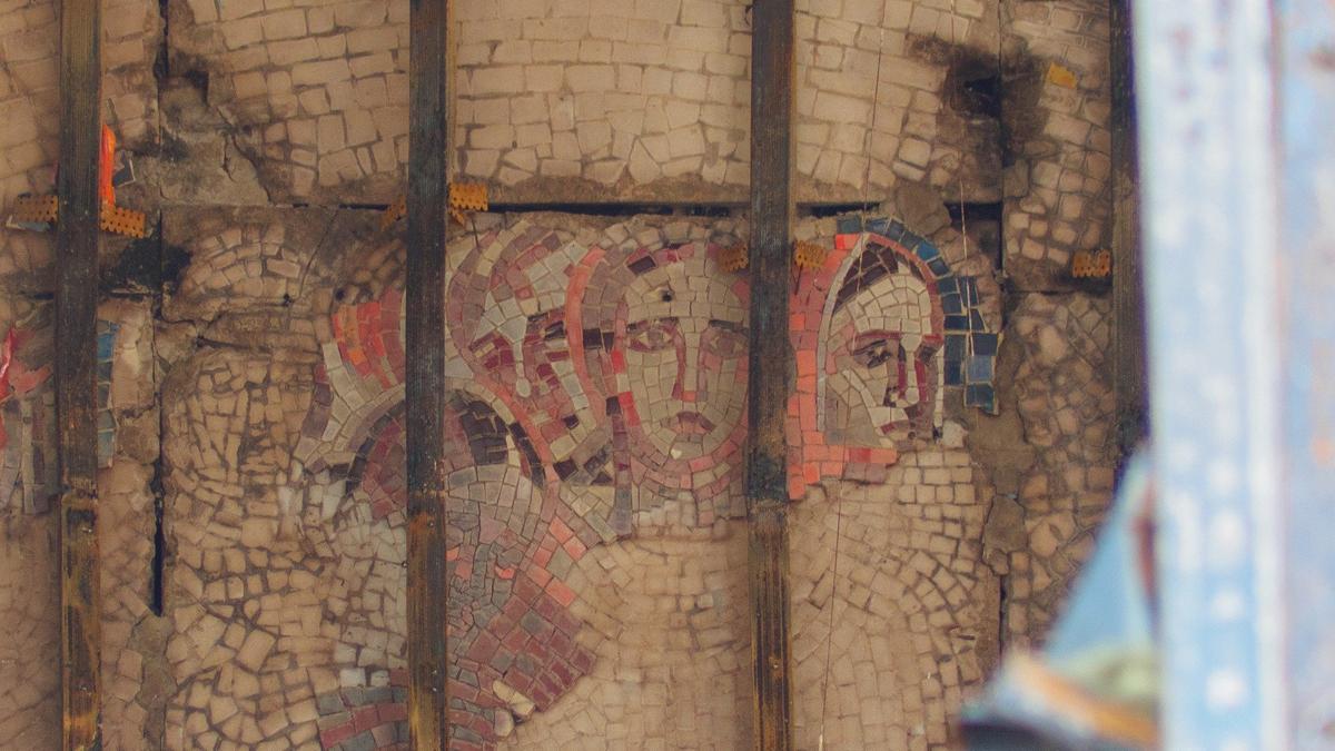 Огромное мозаичное панно открылось после пожара в бывшем кинотеатре «Слава». Оно сильно пострадало от огня