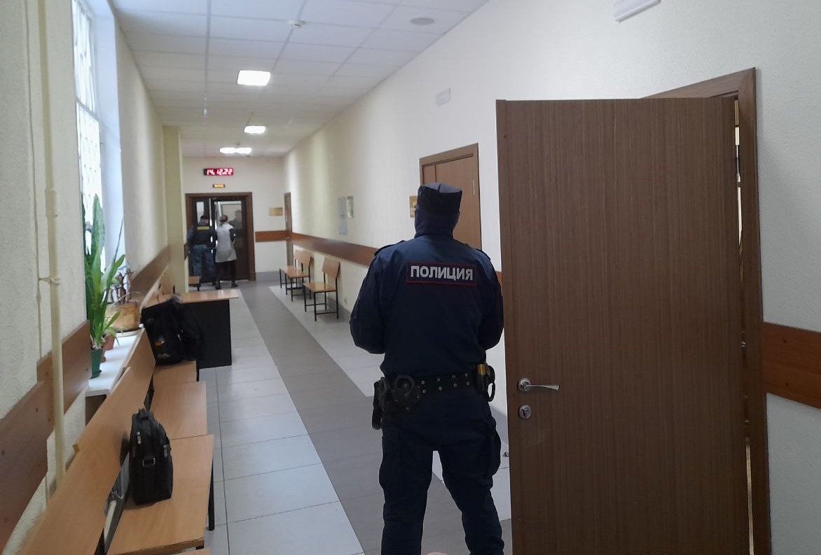 Коридор суда, полностью освобождённый для прохода Ольги Смирновой. Фото: Анна Мотовилова / MR7.