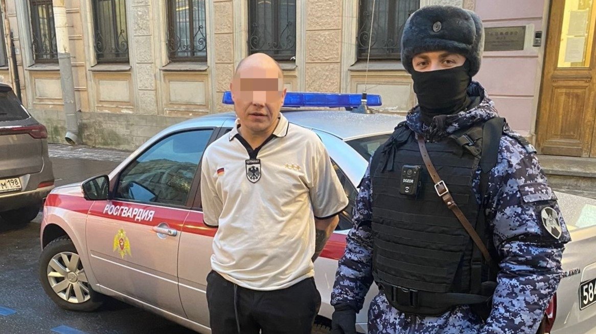 Из Эрмитажа в отделение полиции попал турист, посидевший на троне в Фельдмаршальском зале