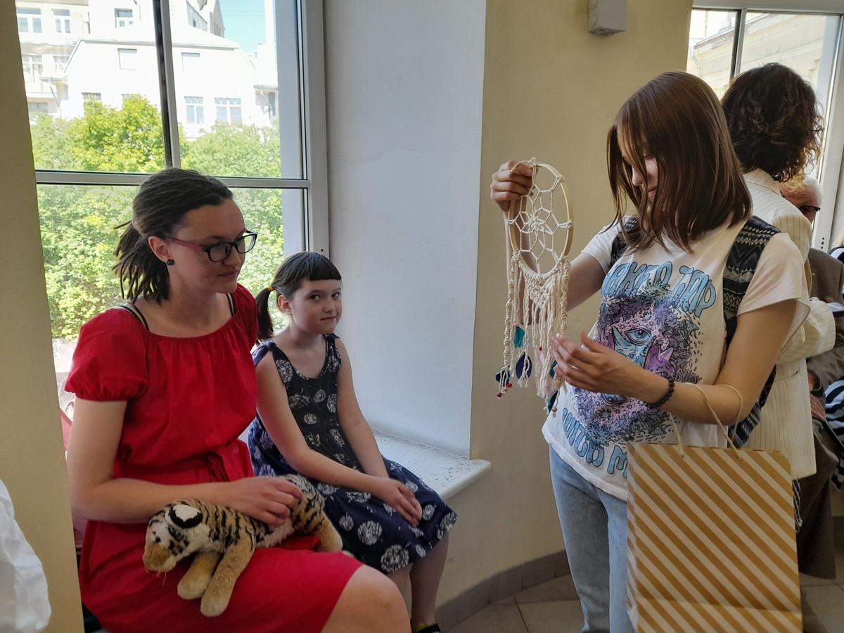 Девочка из группы поддержки Саши Скочиленко подарила «ловца снов» её девушке Софье Субботиной. Фото: Анна Мотовилова / MR7