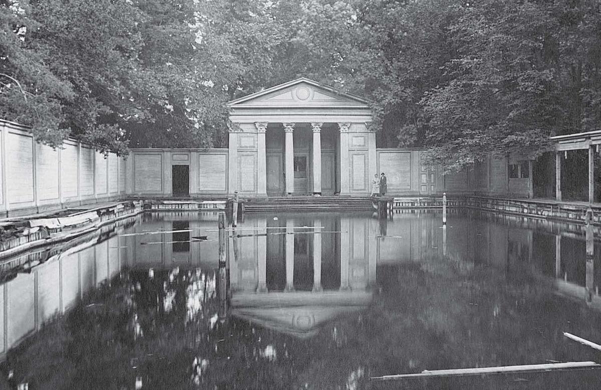 Екатерининский парк в Царском Селе. Деревянная купальня у Рамповой аллеи. 1920–1930-е годы. ГМИ СПб