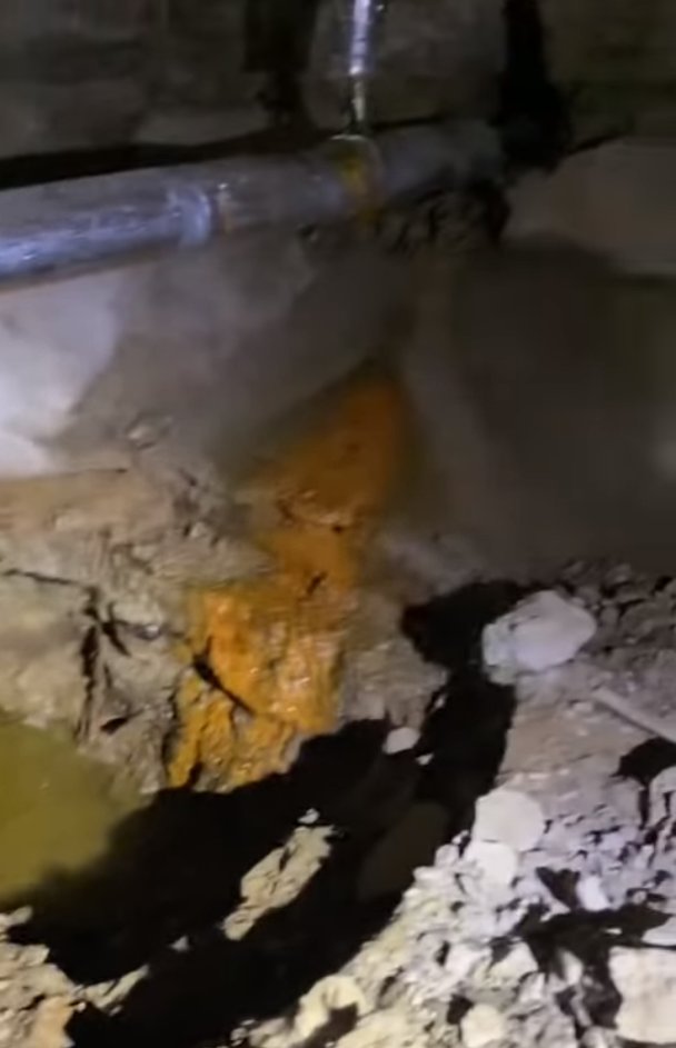 Так то же место в подвале выглядело месяц назад — протечка и «колодец» под ней. Кадр из видеозаписи жильцов дома.