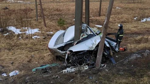 В Петербурге после полицейской погони женщина за рулем Ford врезалась в столб
