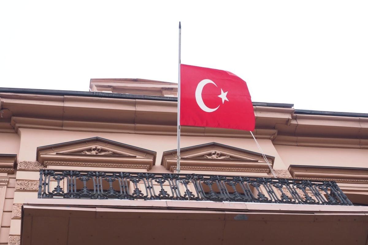 В генконсульстве Турции в Петербурге приспустили флаг. Фото: Олег Золото / MR7