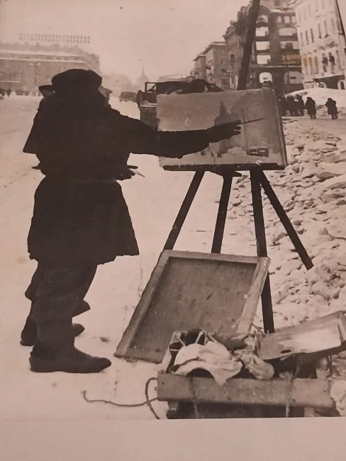 Вячеслав Пакулин рисует на улицах блокадного города.jpg