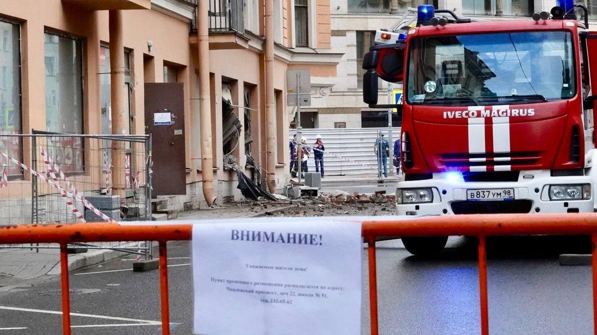 «Не желаю»: жители разрушающегося дома на Большой Зелениной опасаются, что их могут оставить в стороне от расследования