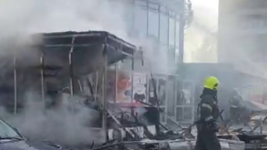 На проспекте Просвещения с утра тушили торговый центр «Сильвер»