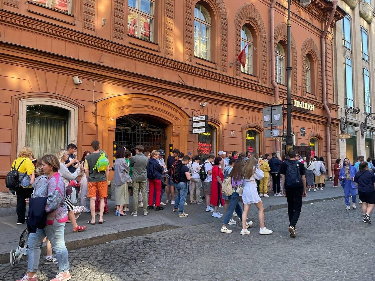 Очередь в пышечную. Фото: Дарья Дмитриева / MR7