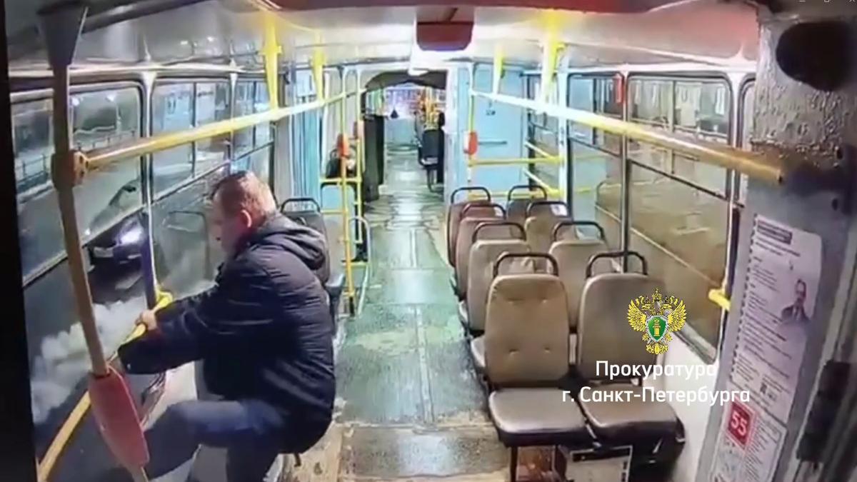 Петербуржцу вменили статью о вандализме после перформанса с выходом из трамвая через окно
