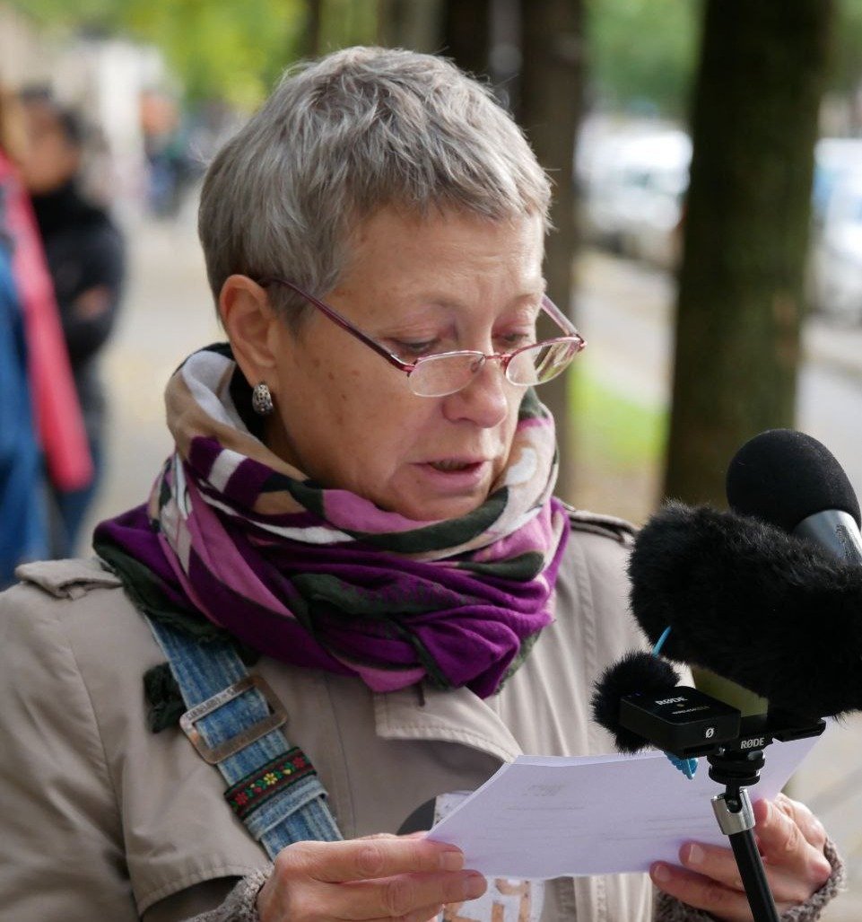 Надежда Скочиленко читает имена реабилитированных в День памяти жертв политических репрессий. Фото предоставлено героиней