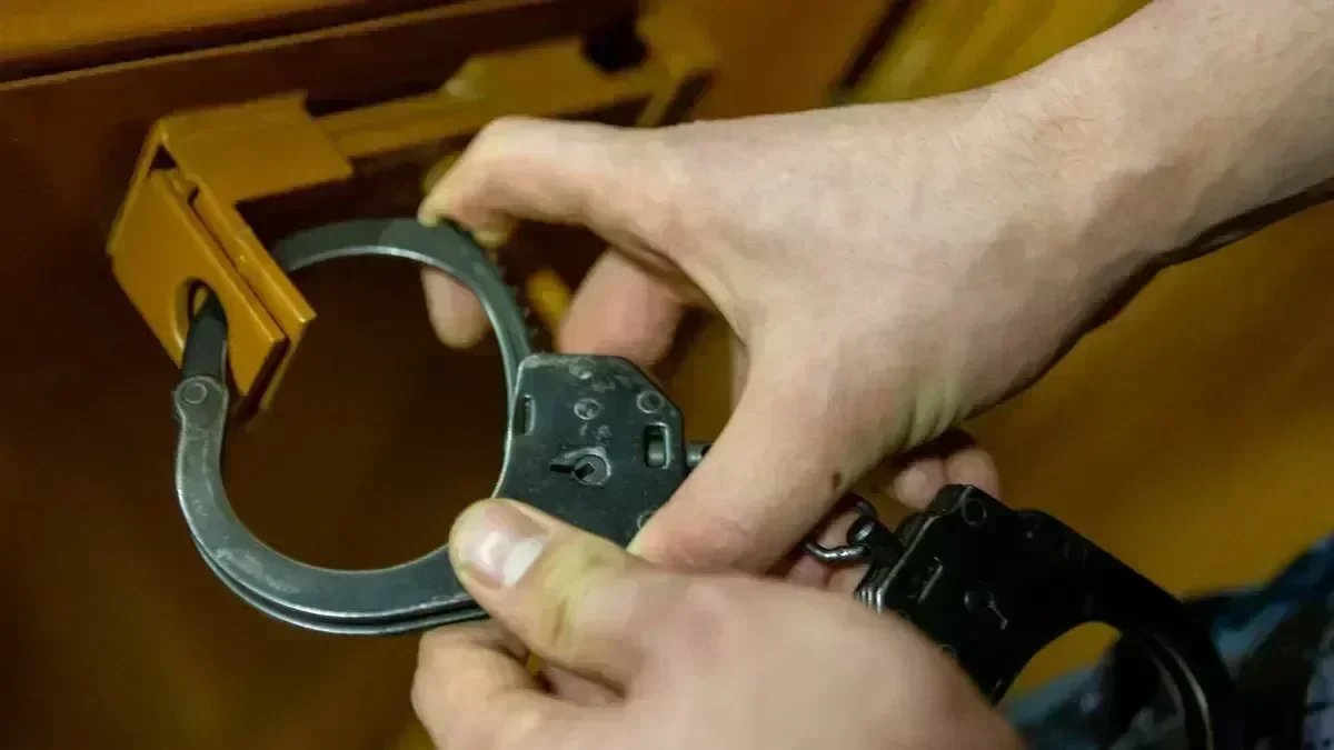Юноша повздорил с несовершеннолетним знакомым и получил два выстрела из пневматики
