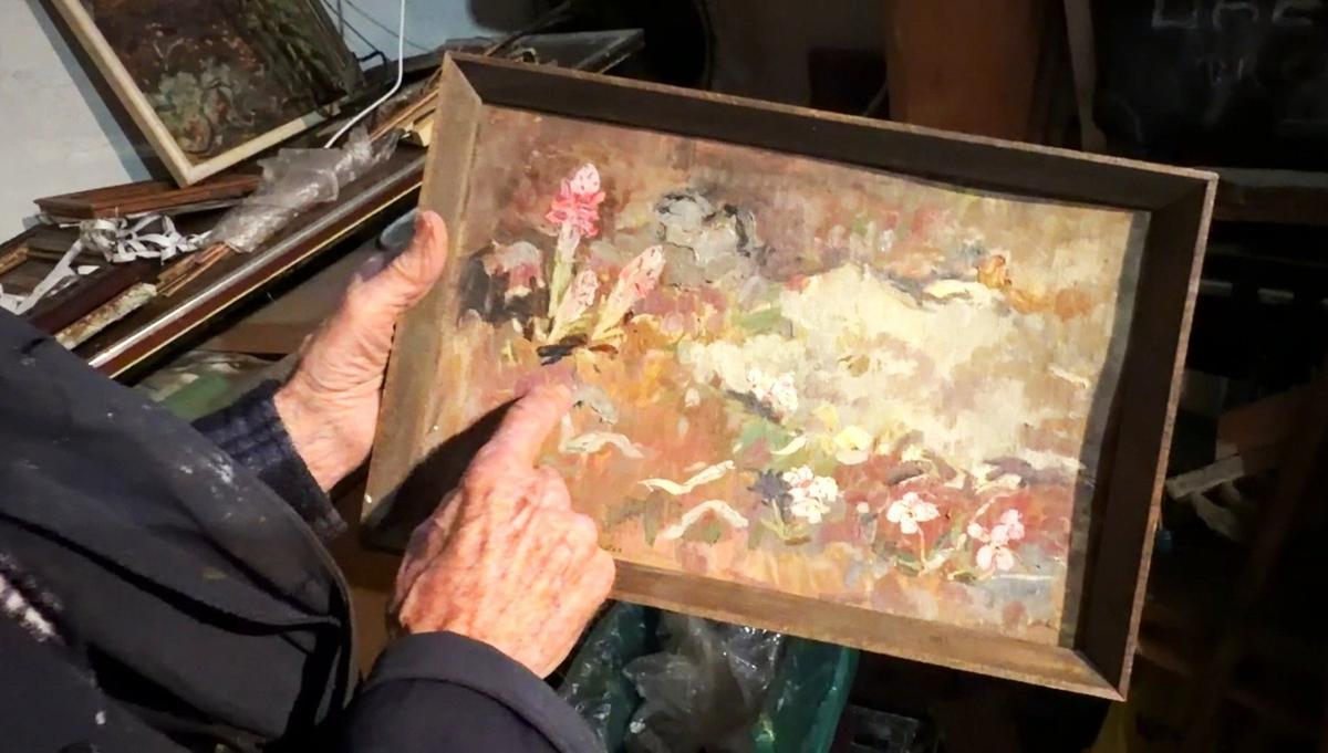 Всеволод Петров-Маслаков показывает свою картину, выполненную на Чукотке. Фото: Валерия Шимаковская / MR7