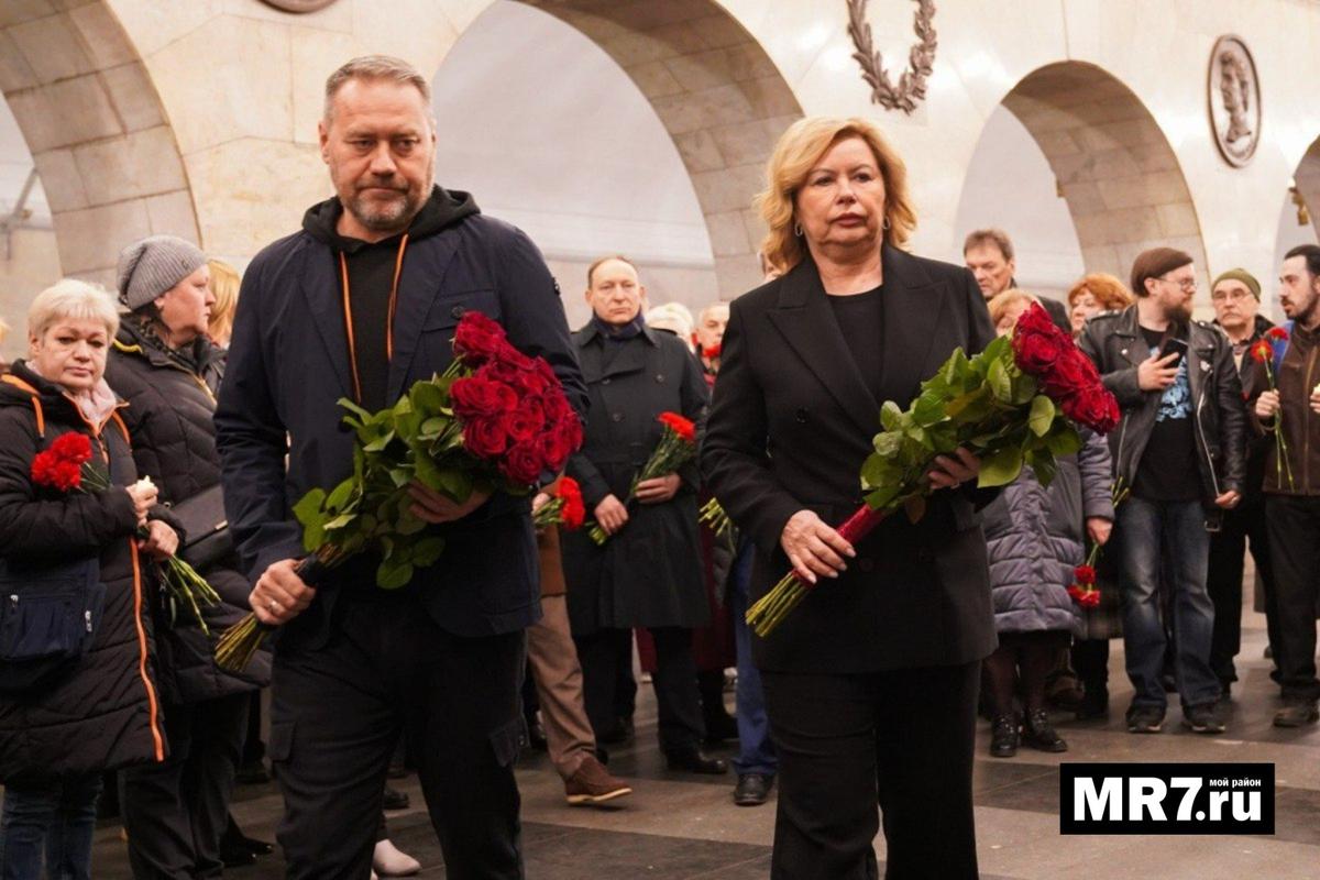 Александр Бельский и Наталья Чечина на возложении цветов. Фото: Виктория Арефьева / MR7