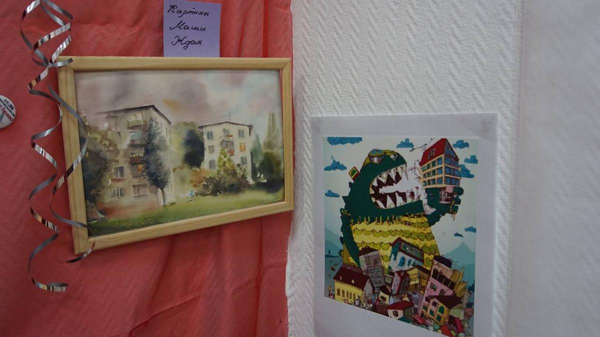 На проблему сноса домов обратила внимание и художница Маша Ждан — несколько своих тематических рисунков она передала организаторам. Фото: Дарья Дмитриева / MR7