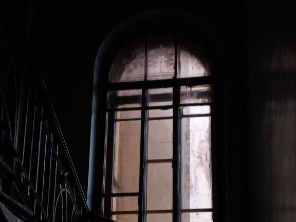 Оконный проём парадной лестницы на Бронницкой, 19. Фото: Сергей Неткач