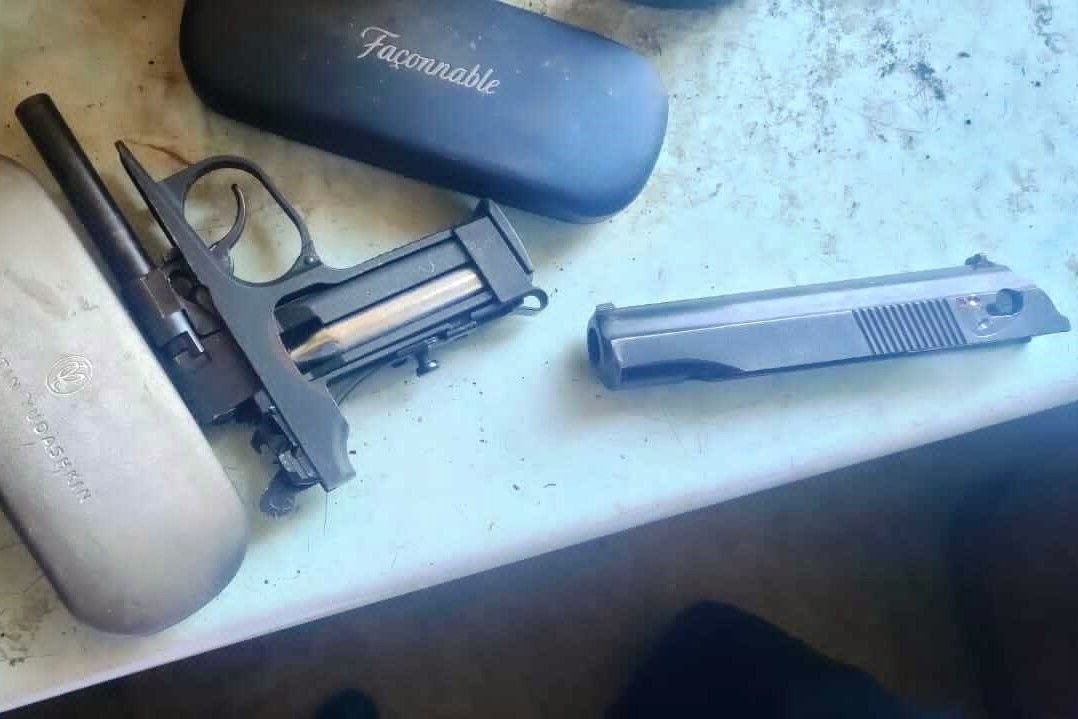 Пистолет, найденный в квартире задержанного. Фото: пресс-служба ГУ Росгвардии по Петербургу и Ленобласти