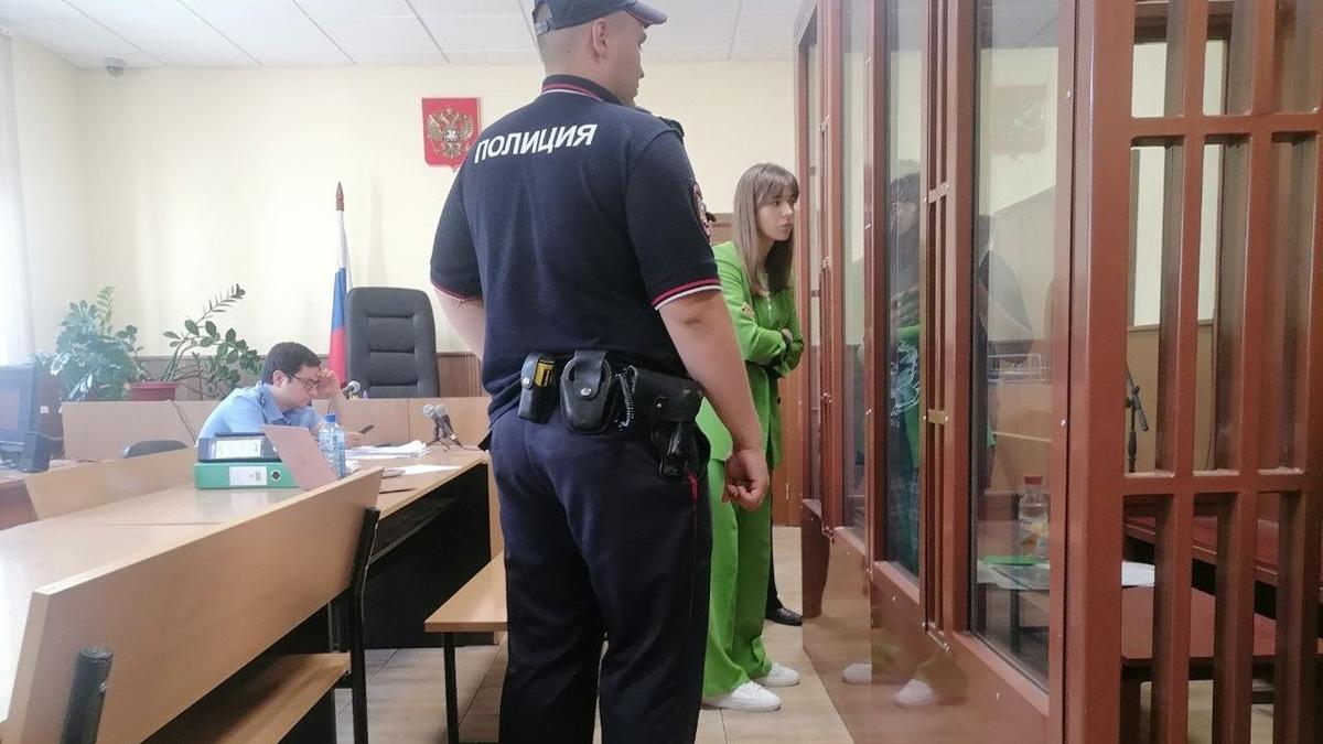 Суд, который не заканчивается: 8,5 часов длилось заседание по делу обвиняемой в «фейках об армии» Ольги Смирновой