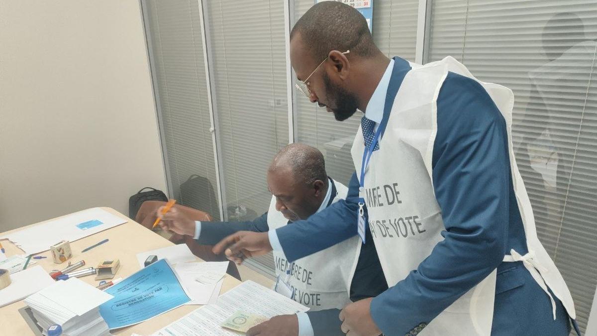 В Петербурге голосуют на конституционном референдуме Гвинеи