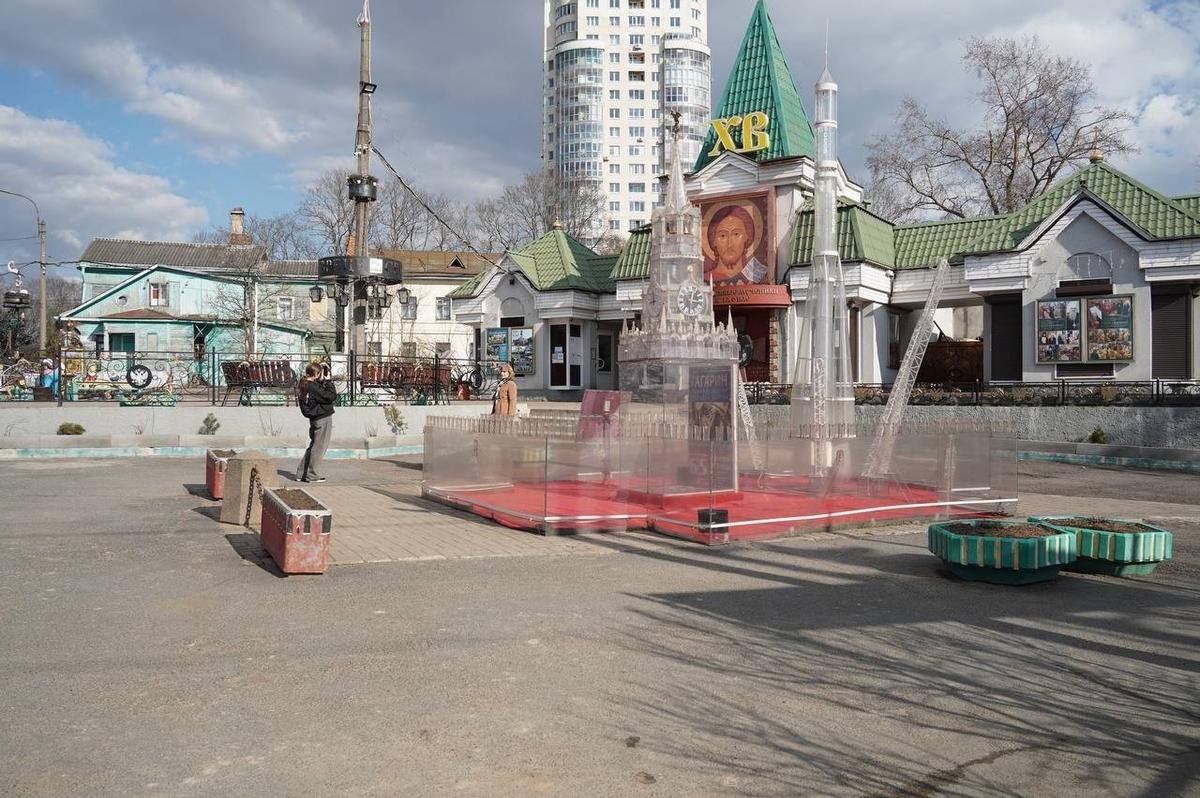 Собственный кремль у ларьков. Фото: Павел Борисенко / МР7