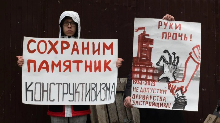 Дмитрий Кузьмин вышел на защиту здания бывшего мясокомбината имени Кирова 13 ноября. Фото: Telegram-канал «SOS СПб СНОС»