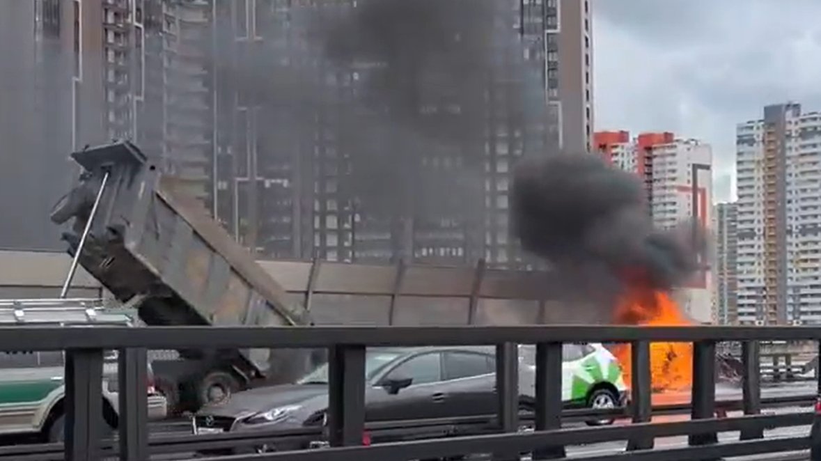 На КАД грузовик вывалил на дорогу горящий мусор, пожар потушили