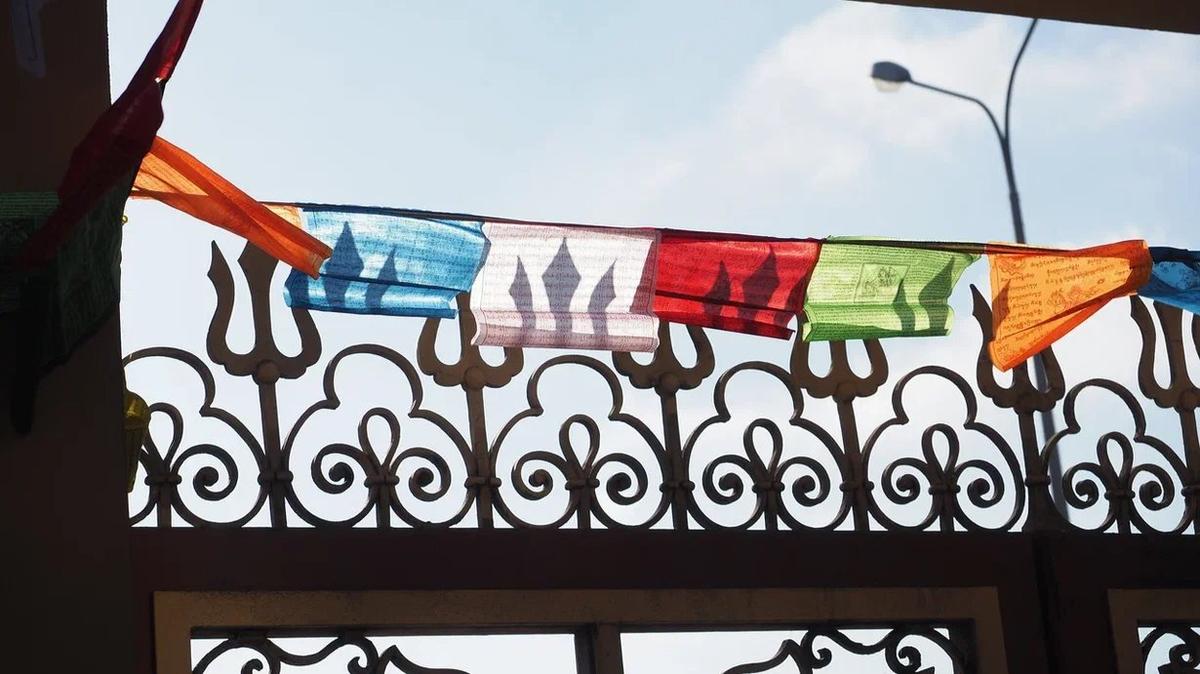 Петербургский Дацан украсили «Кони ветра, удачи»