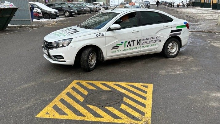 В Петербурге выписали первые штрафы за парковку на эксплуатационной маркировке