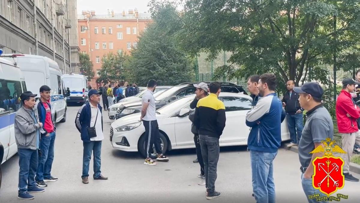 Полиция задержала почти 500 нелегальных мигрантов в Петербурге за пять дней